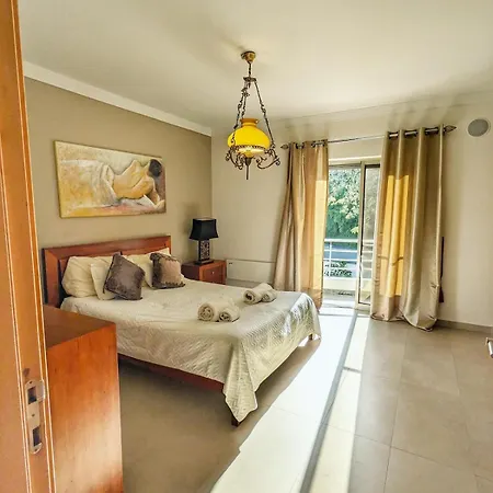 Quintaloes, 5 Mins From Old Town 펜션 알부페이라