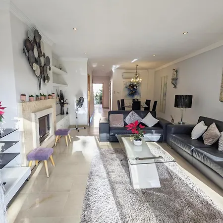 Quintaloes, 5 Mins From Old Town 펜션 *