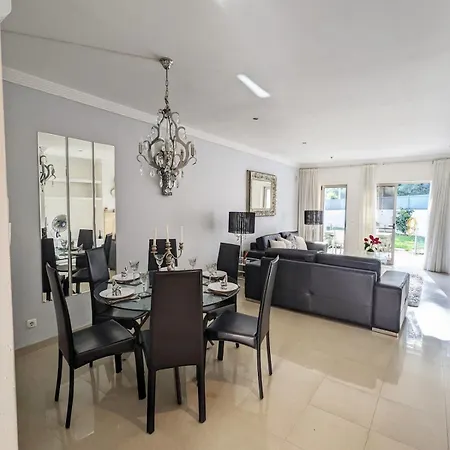 Semesterbostad Quintaloes, 5 Mins From Old Town