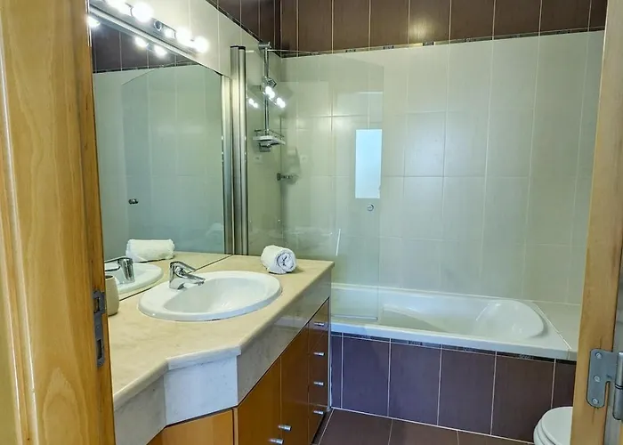 בית נופש Quintaloes, 5 Mins From Old Town אלבופיירה