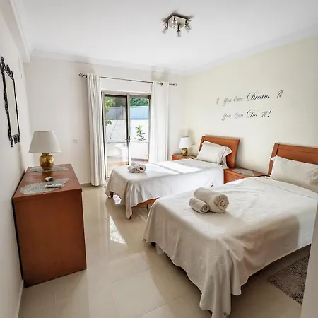 Casa de Férias Quintaloes, 5 Mins From Old Town Albufeira